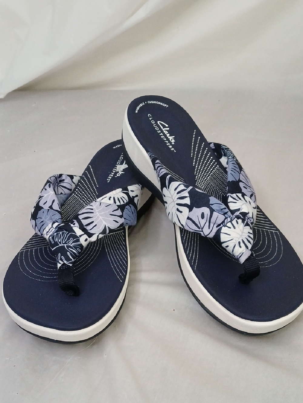 Clarks Navy and White Floral Cloudsteppers Thong Sandals